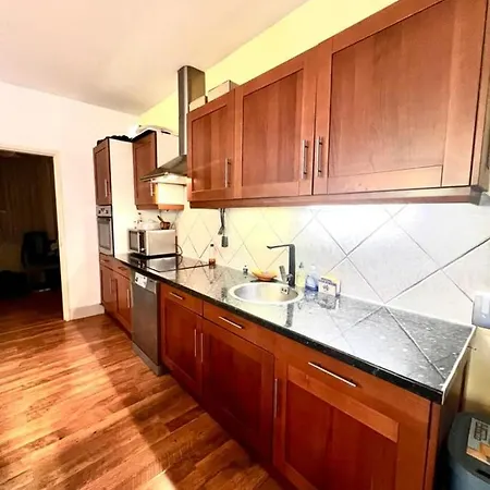 In The City-center Of With A Private Pool بيت للعطل أنتيب