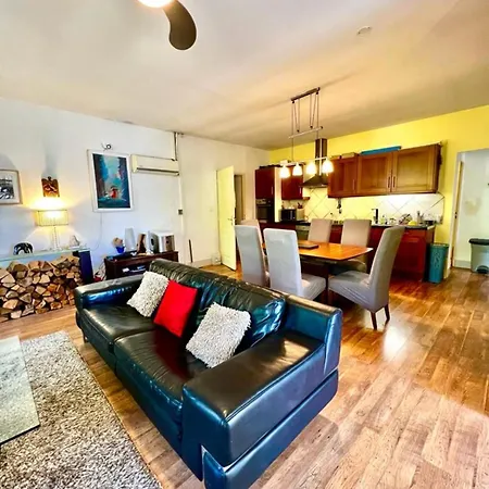 In The City-center Of With A Private Pool Будинок відпочинку