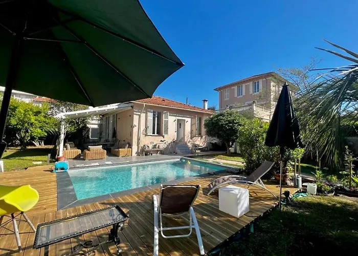 In The City-center Of With A Private Pool Casa de Férias Antibes