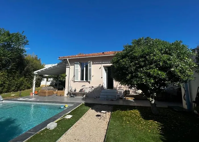 Casa de Férias In The City-center Of With A Private Pool Antibes